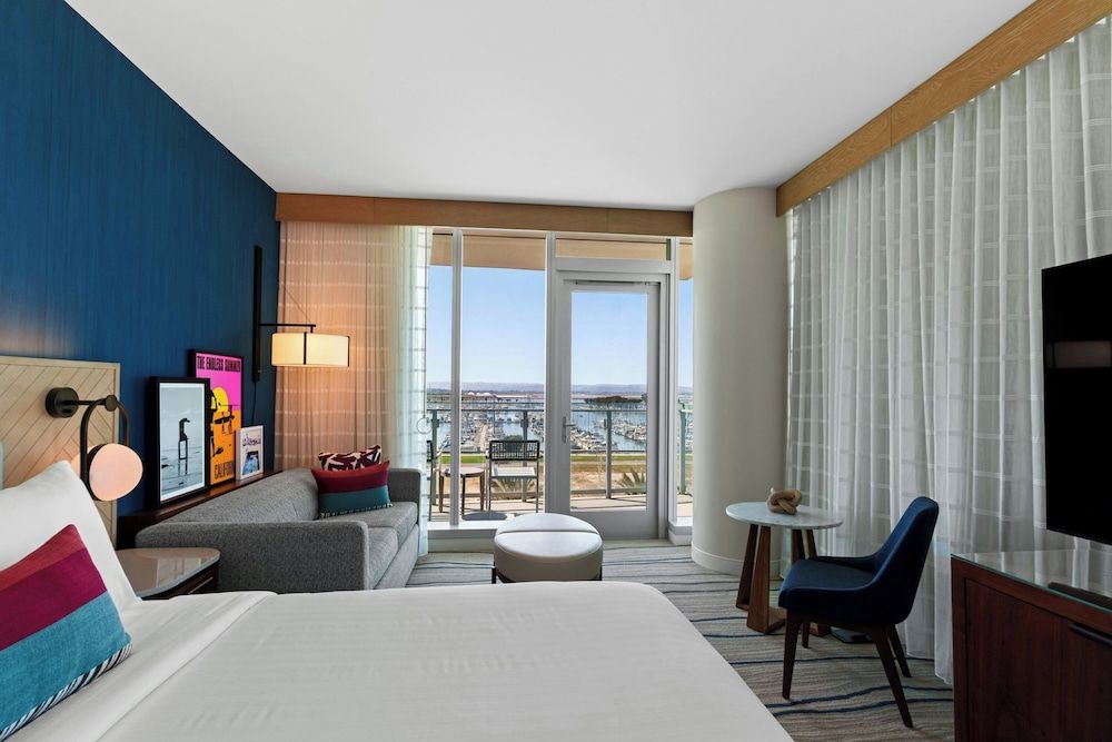 Room, 1 King Bed with Sofa bed, Balcony, Bay View (Corner)