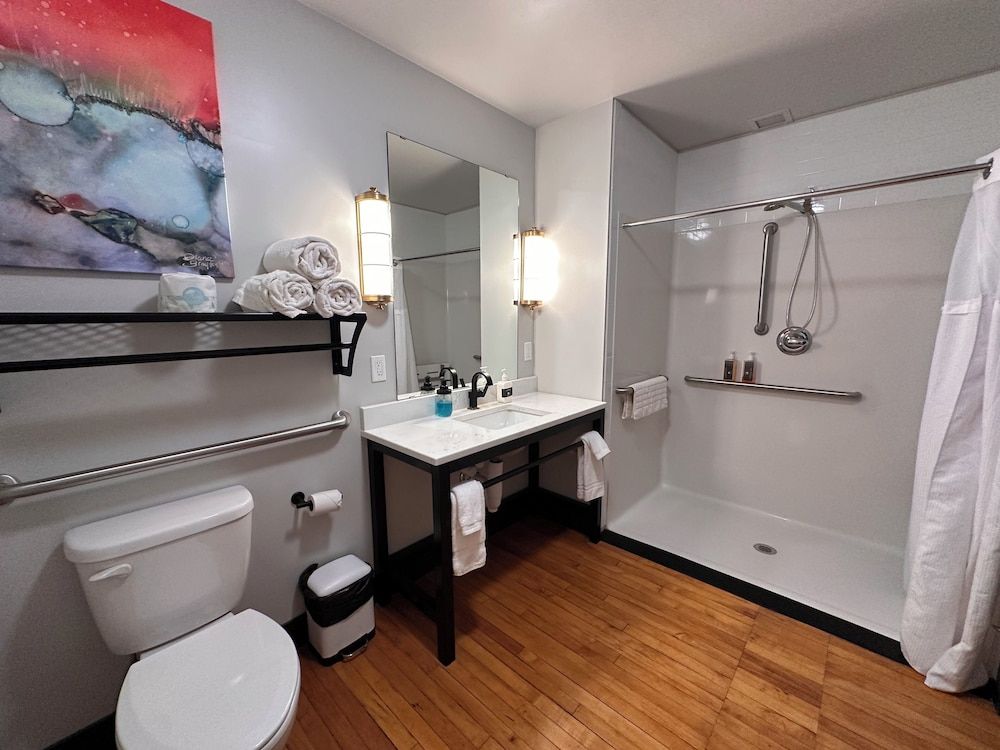 Hotel Grinnell Downtown, an Ascend Collection Hotel Room, 1 King Bed, Accessible, Non Smoking 3
