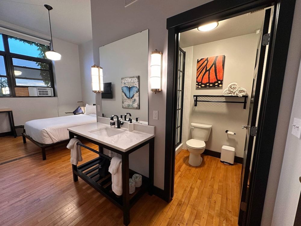 Hotel Grinnell Downtown, an Ascend Collection Hotel Standard Room, 1 Queen Bed, Non Smoking 5