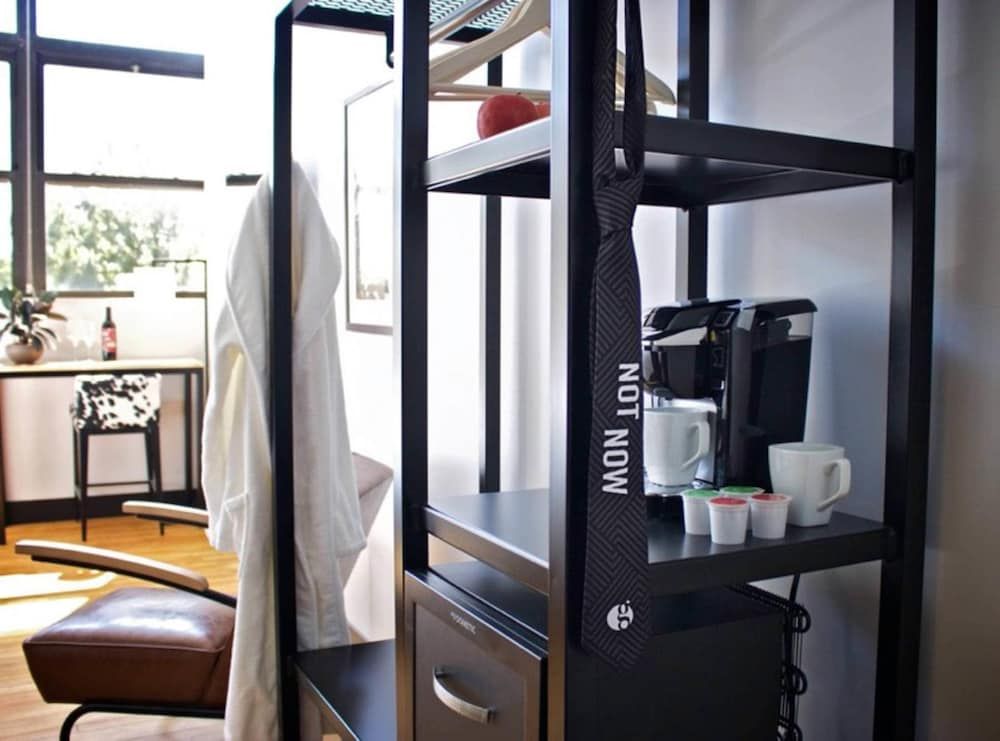 Hotel Grinnell Downtown, an Ascend Collection Hotel Standard Room, 1 King Bed, Non Smoking 4