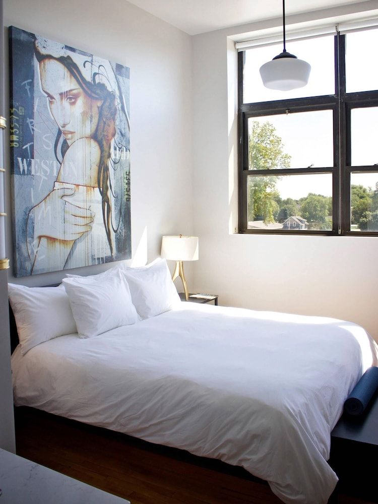 Hotel Grinnell Downtown, an Ascend Collection Hotel Standard Room, 1 King Bed, Non Smoking 2