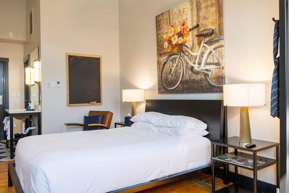 Hotel Grinnell Downtown, an Ascend Collection Hotel Standard Room, 1 Queen Bed, Non Smoking 2