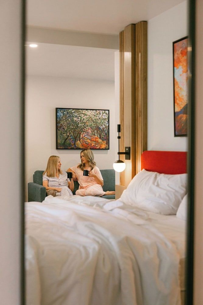 Premium Room, 1 King Bed, Poolside