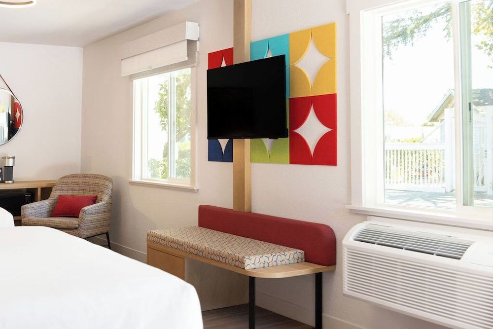 Classic Room, 2 Queen Beds, Poolside