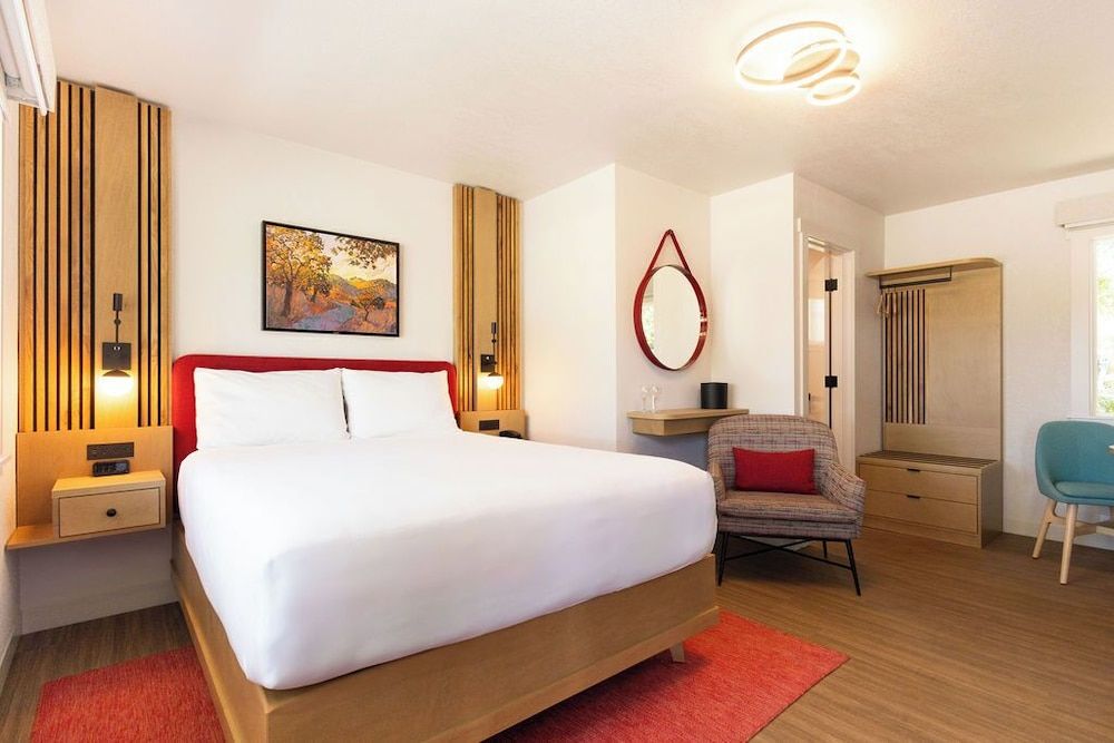Classic Room, 1 Queen Bed, Poolside