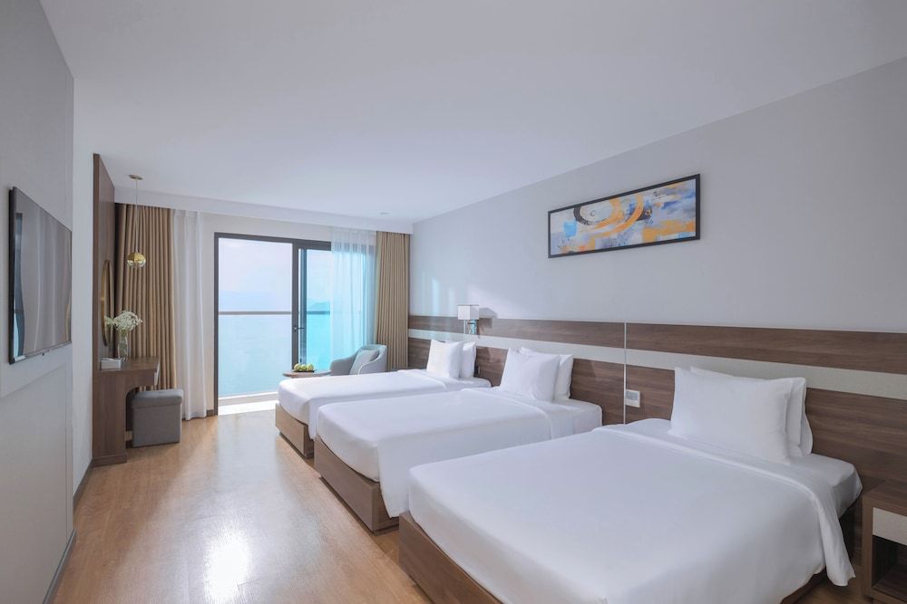 Premier Room, Balcony, Ocean View (3 Single Beds)