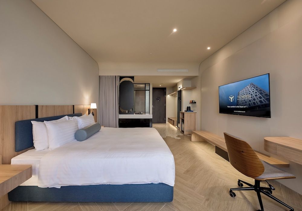TC Hotel Binh Duong New City Deluxe Double Room, 1 Queen Bed 3