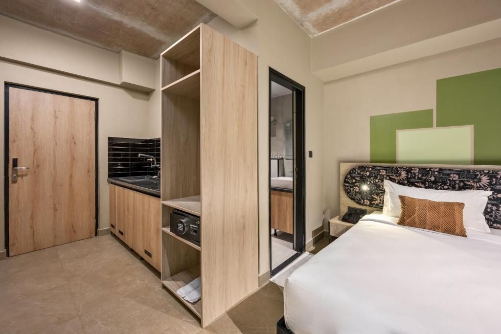 Grand Continent Kormangala, Bangalore Deluxe King Room 4