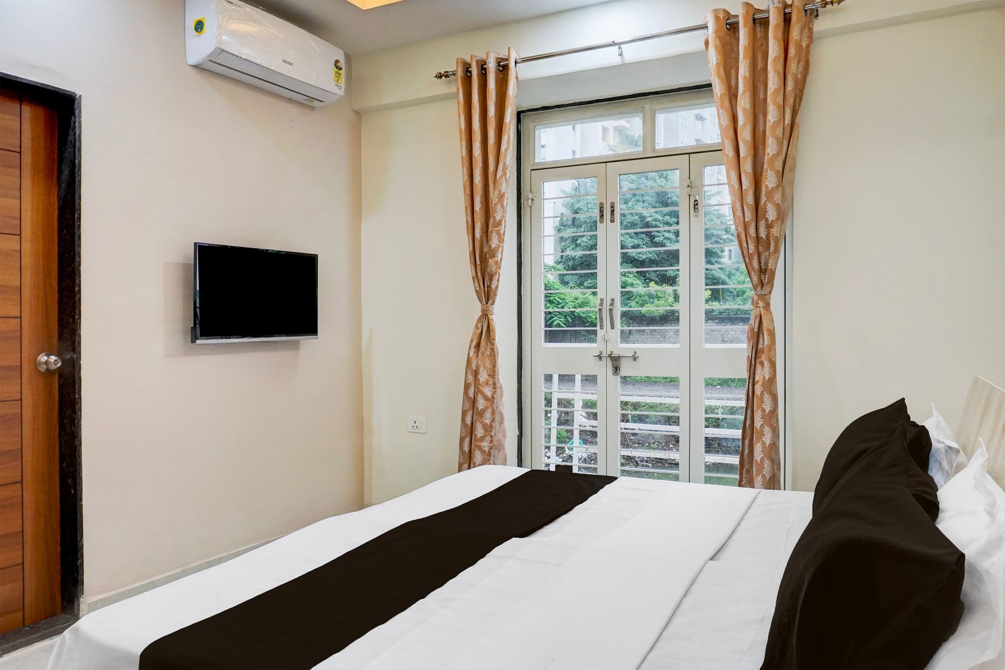 Collection O Blue Ridge Hinjewadi CLASSIC 10