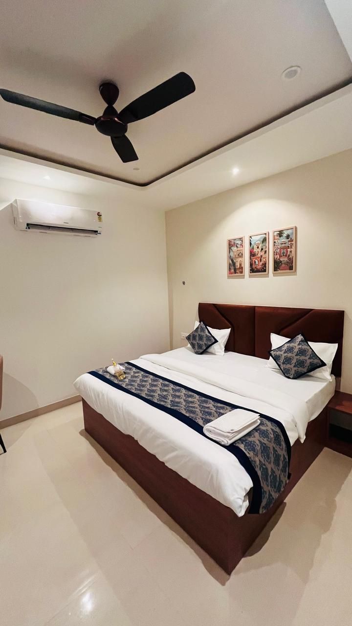 The Comfort Inn Deluxe Room 4