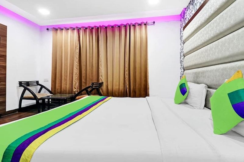 Hotel Unique - Near Railway Station Deluxe Room 8