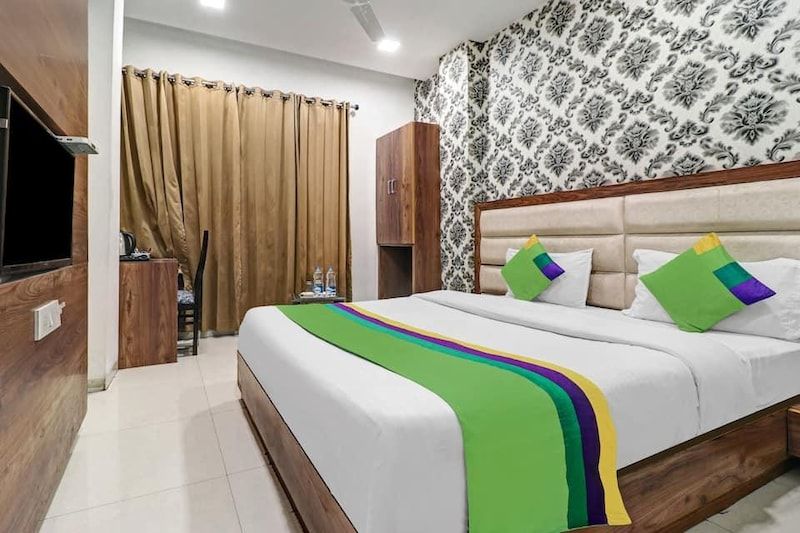 Hotel Unique - Near Railway Station Deluxe Room 14