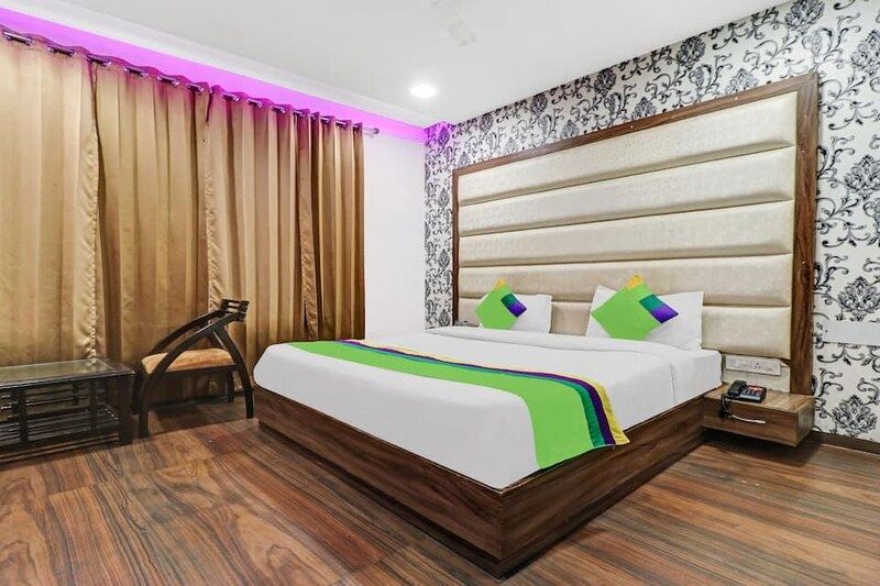 Hotel Unique - Near Railway Station Deluxe Room 12