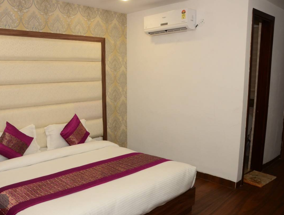 Hotel Unique - Near Railway Station Deluxe Room 3