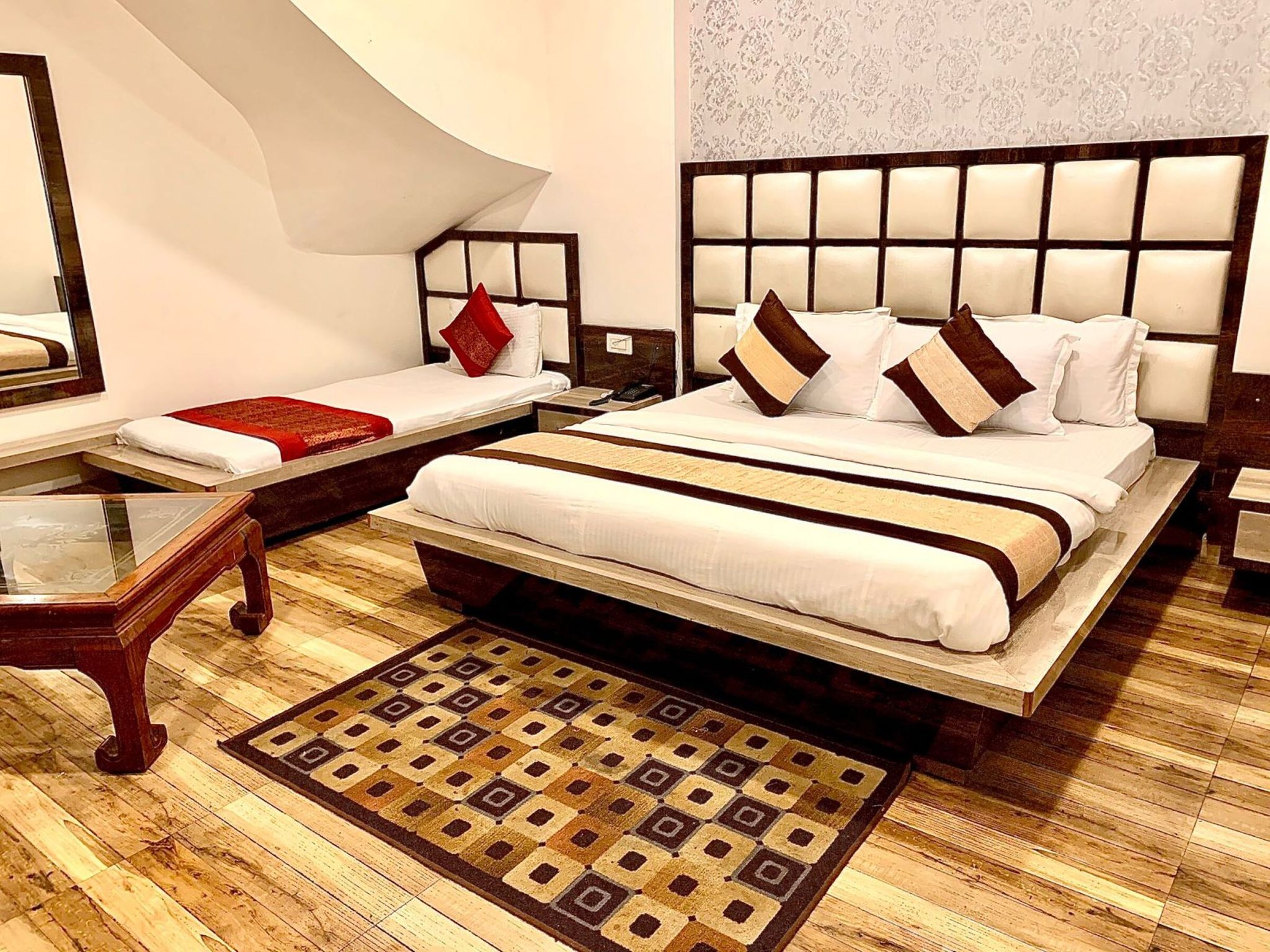 Hotel Unique - Near Railway Station Deluxe Room 2