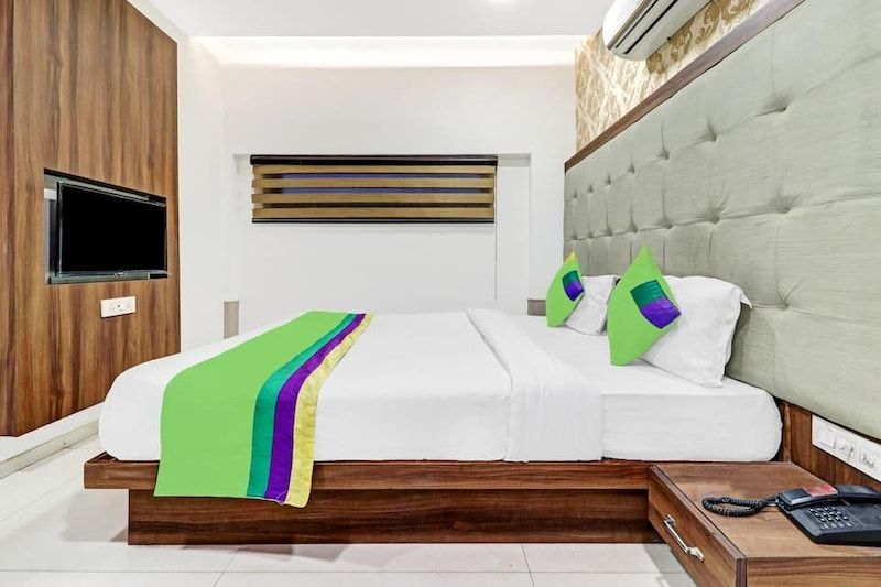 Hotel Unique - Near Railway Station Deluxe Room 10