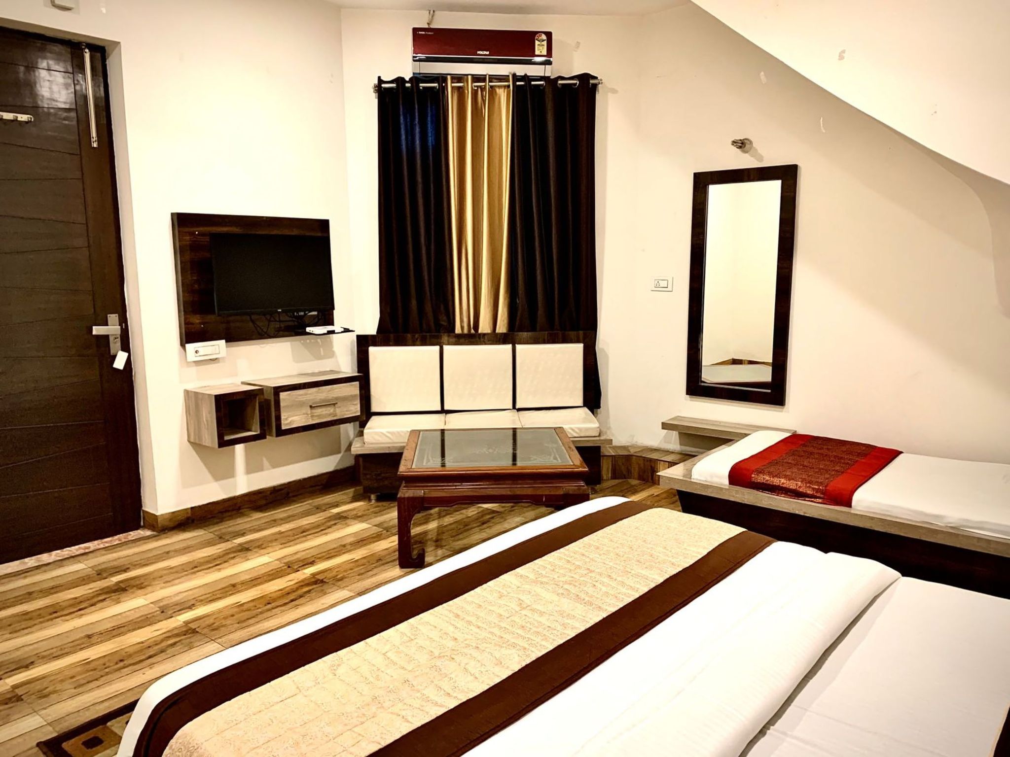 Hotel Unique - Near Railway Station Deluxe Room 4