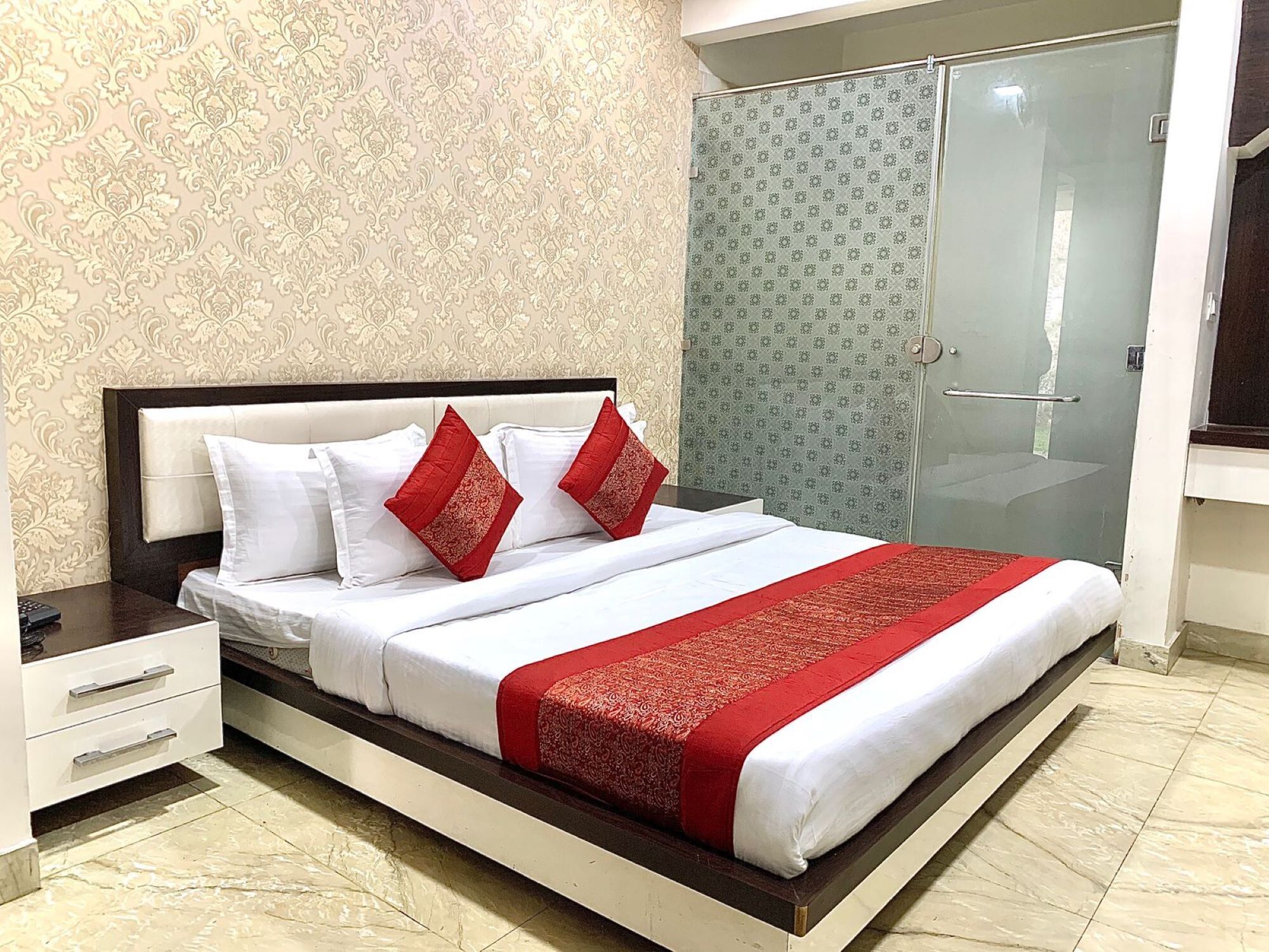 Hotel Unique - Near Railway Station Deluxe Room 5