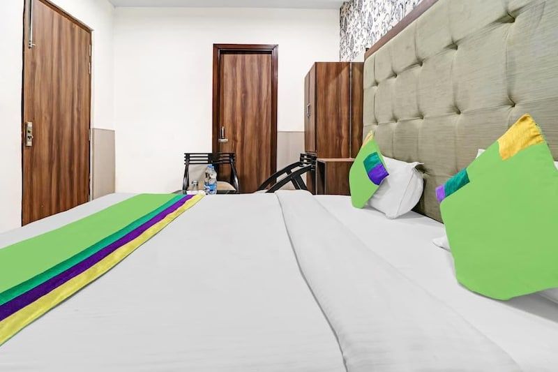 Hotel Unique - Near Railway Station Deluxe Room 15