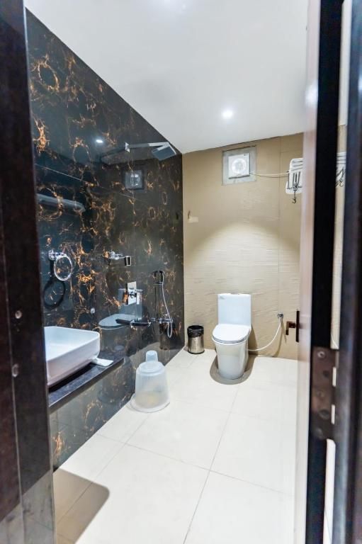 Sri Vaarahi Hotel Deluxe Room 6