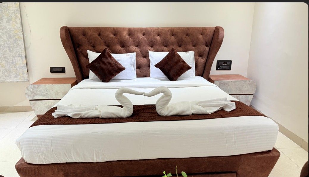 Sri Vaarahi Hotel Deluxe Room 4