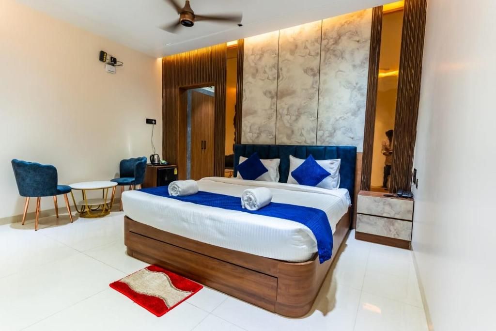 Sri Vaarahi Hotel Deluxe Room 5