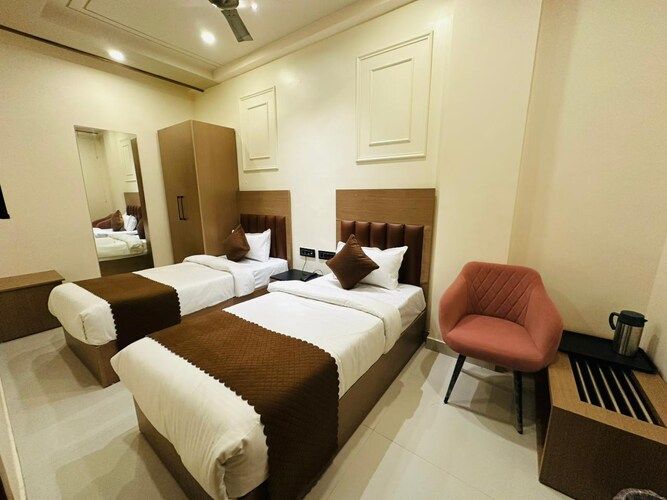 Hotel Amaze 21 CORPORATE TWIN SHARING 4