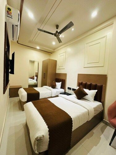 Hotel Amaze 21 CORPORATE TWIN SHARING 2