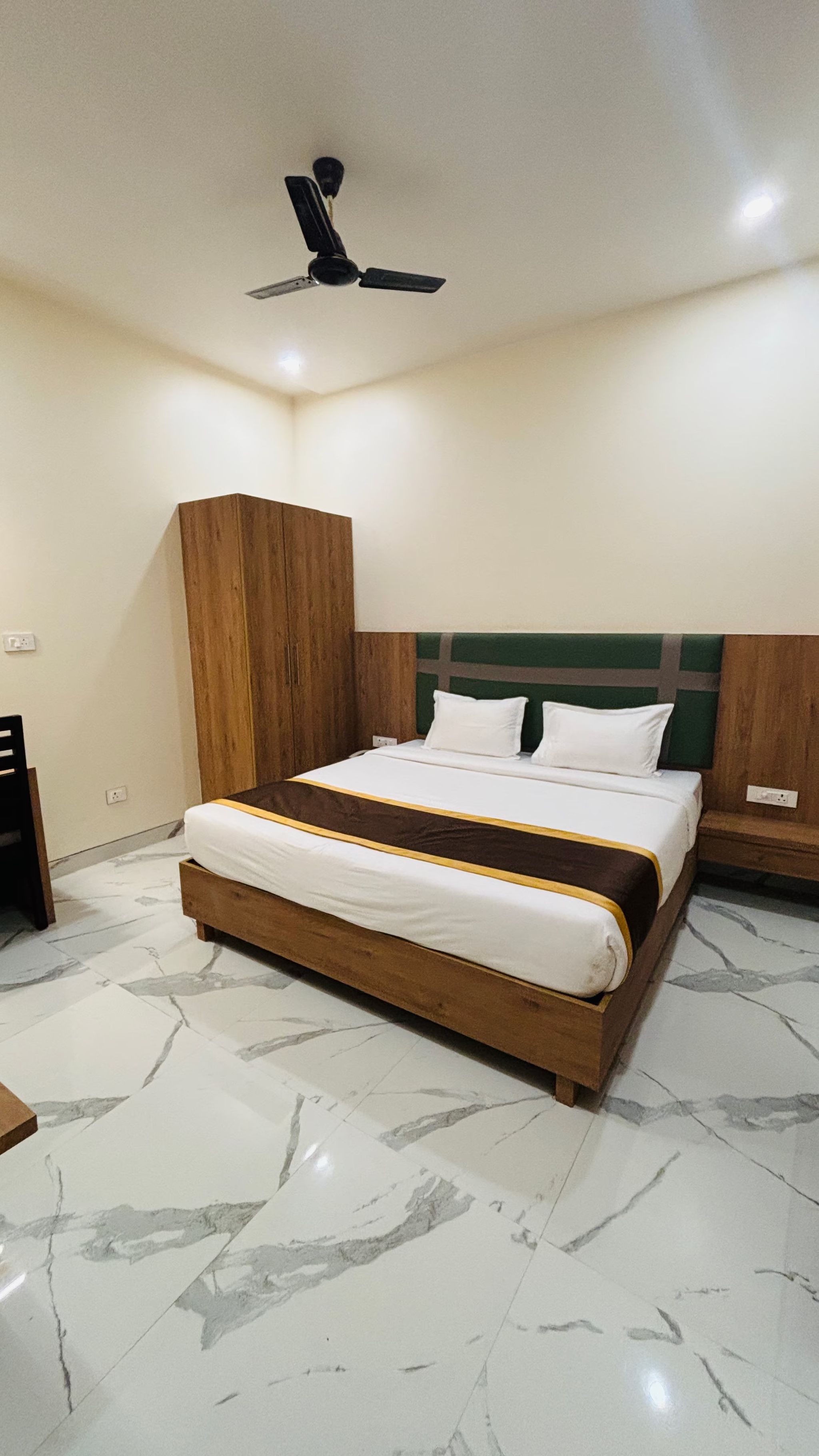 Hotel Grand Avenue Deluxe room 2