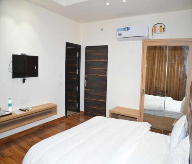 Hotel Embassy Pathankot Deluxe Room 8