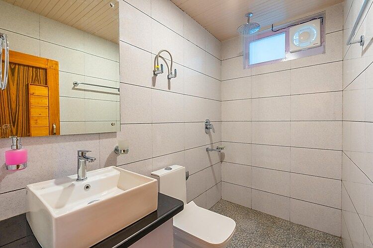 Bed in 6 Bed Mixed Dormitory with Balcony