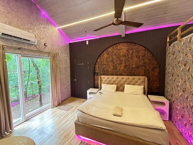 Deluxe Cottage King Bed with Bug Bed Forest View