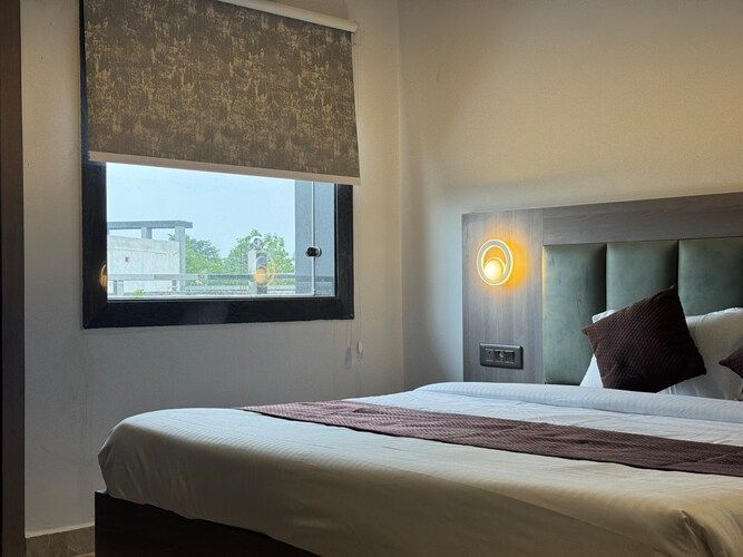 C 2 Hotel Deluxe King Bed Room 10