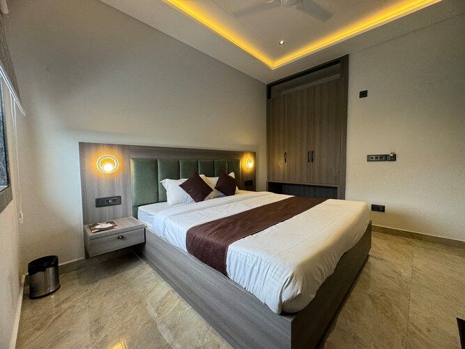 C 2 Hotel Deluxe King Bed Room 7