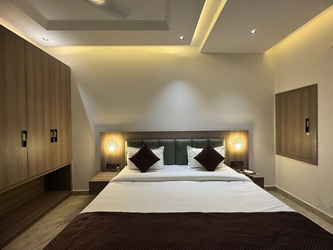 C 2 Hotel Deluxe King Bed Room 5