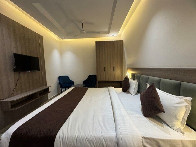 C 2 Hotel Deluxe King Bed Room 3