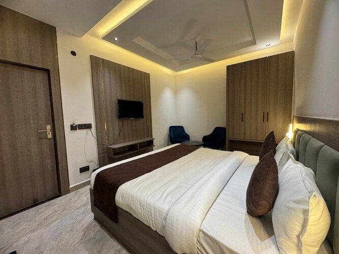 C 2 Hotel Deluxe King Bed Room 6