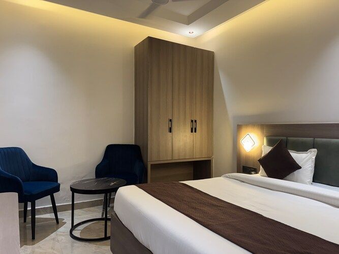 C 2 Hotel Deluxe King Bed Room 15