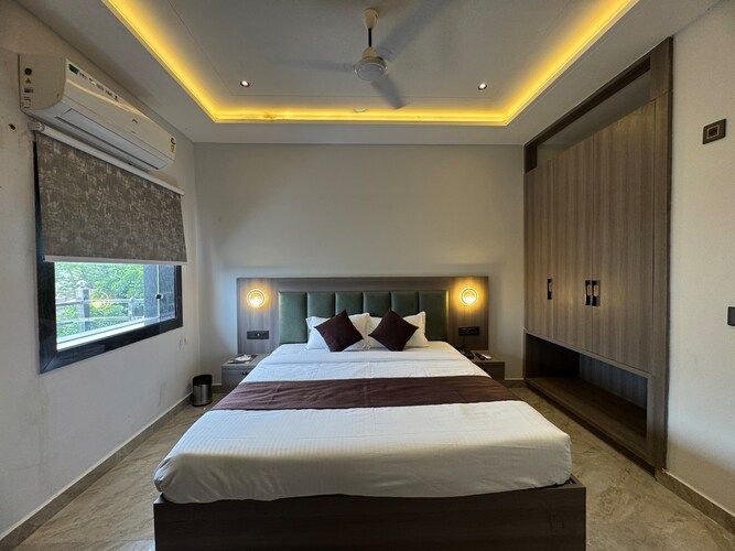 C 2 Hotel Deluxe King Bed Room 4