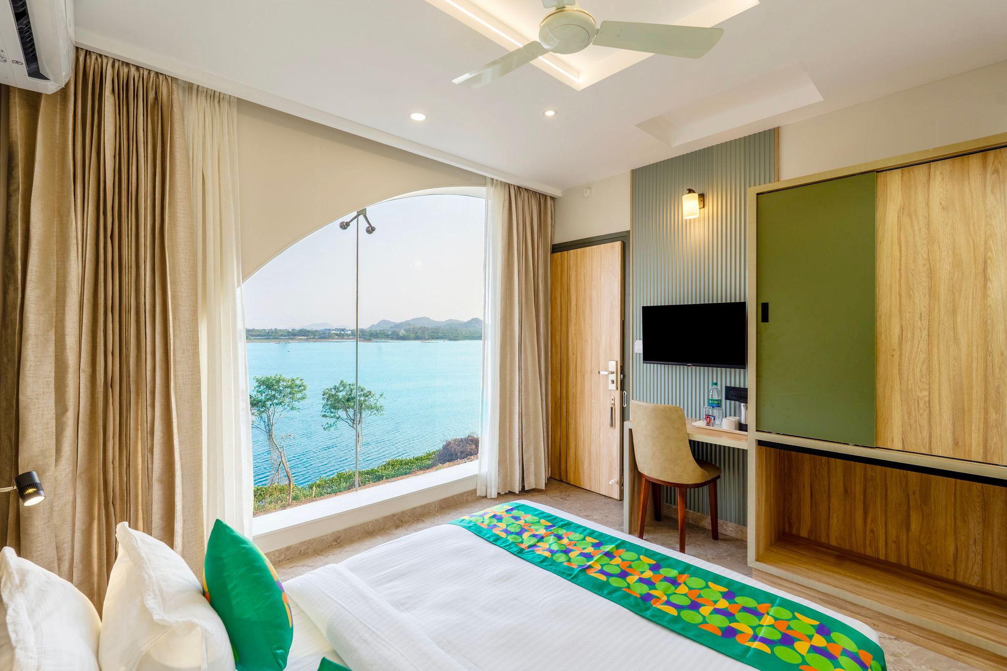 Treebo Deluxe Inn, Chromepet Standard room 3