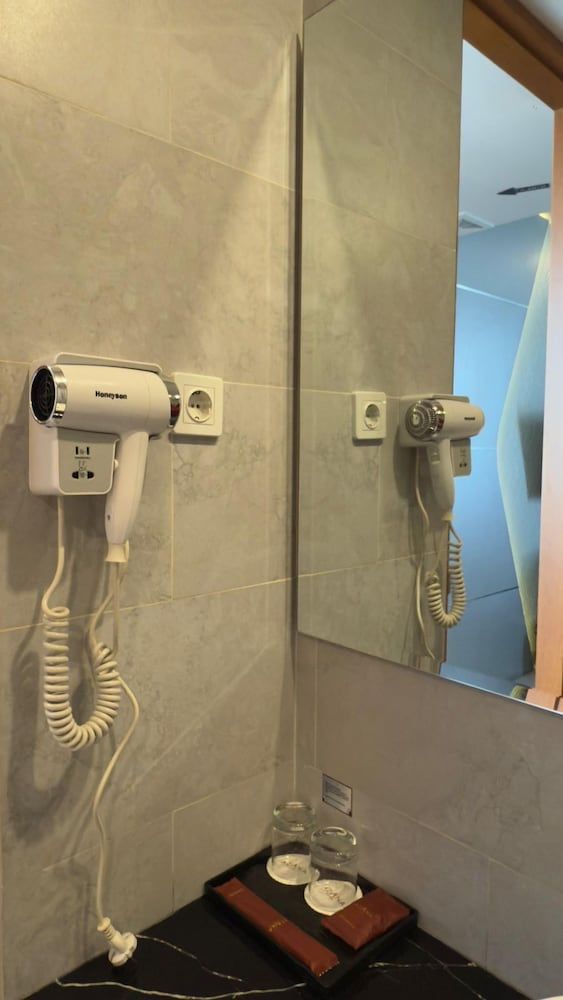 Azana Style Hotel Tulungagung Deluxe Double Room 5