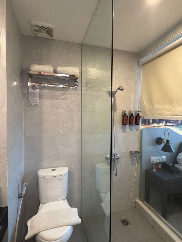 Azana Style Hotel Tulungagung Deluxe Double Room 6