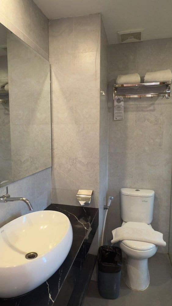 Azana Style Hotel Tulungagung Deluxe Double Room 4