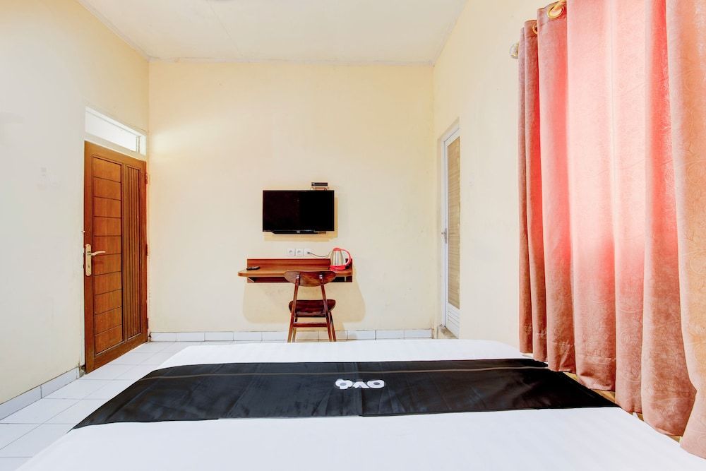 Collection O Stasiun Pekalongan Near Stasiun Kereta Api Formerly Hotel Indah Deluxe Double Room 9