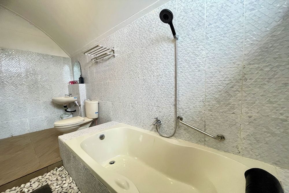 Elka-Es Villa Pine Cabin for 4 Persons 4