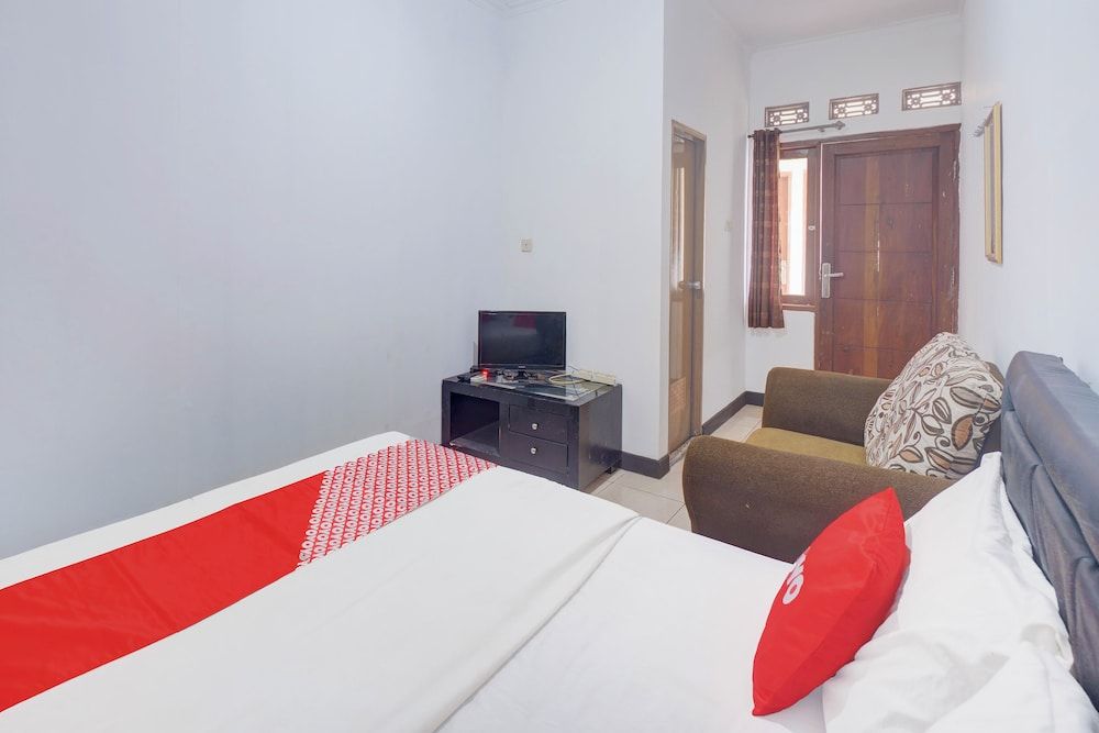 Hotel O Puncak Bogor Near Taman Safari Formerly Hotel Satya Luhur Deluxe Double Room