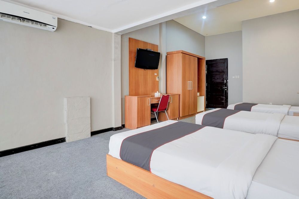 Collection O Padang near Mesjid Raya Syekh Ahmad Al-Minangkabawi formerly Hotel Surya Palace Standard Suite, 3 Twin Beds 3