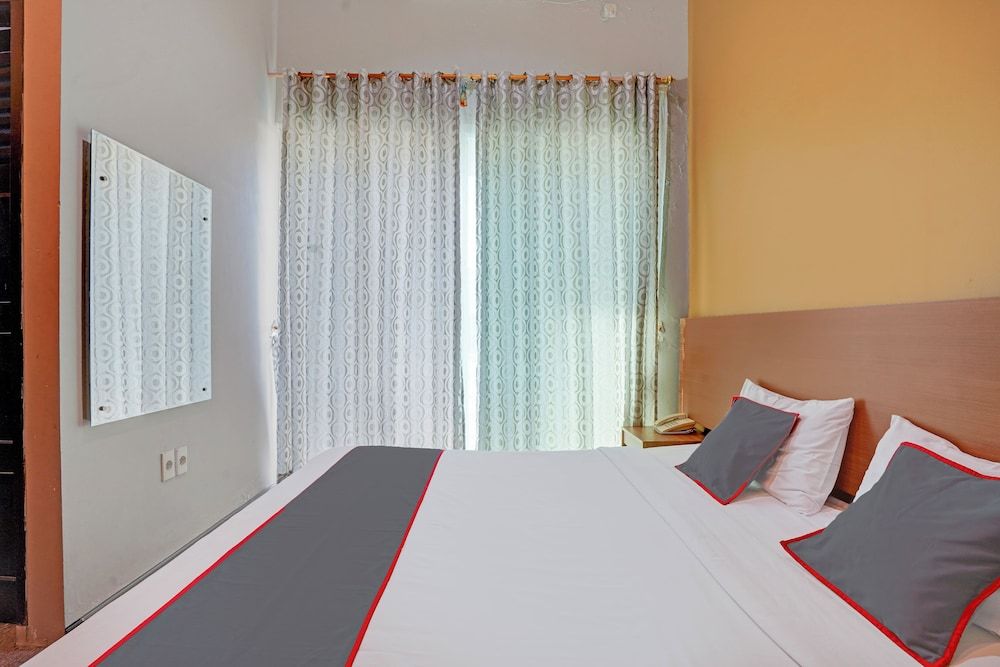 Collection O Padang near Mesjid Raya Syekh Ahmad Al-Minangkabawi formerly Hotel Surya Palace Standard Double Room 2