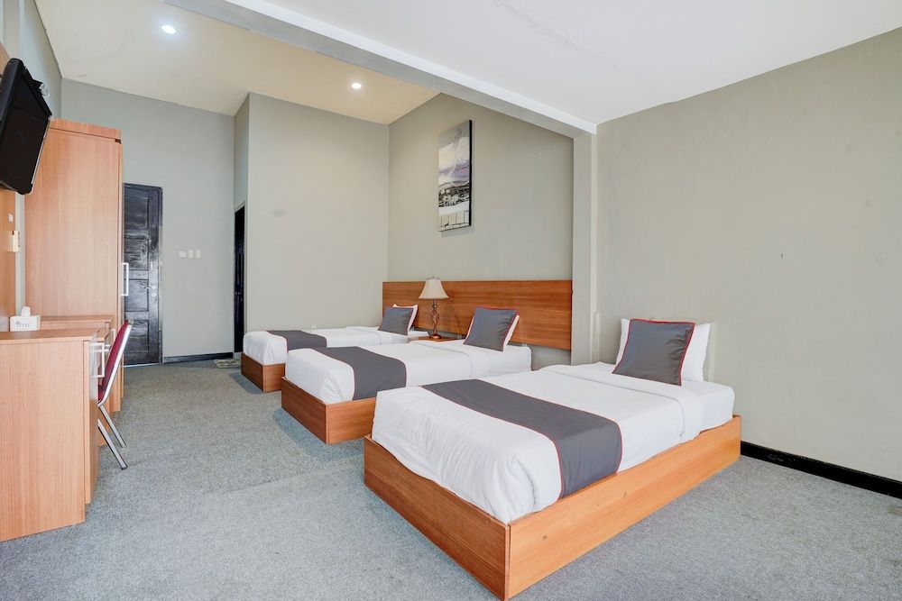 Collection O Padang near Mesjid Raya Syekh Ahmad Al-Minangkabawi formerly Hotel Surya Palace Standard Suite, 3 Twin Beds 4