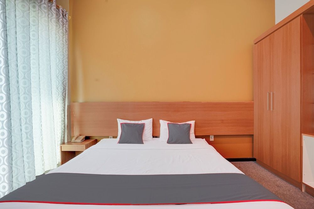 Collection O Padang near Mesjid Raya Syekh Ahmad Al-Minangkabawi formerly Hotel Surya Palace Standard Double Room 3